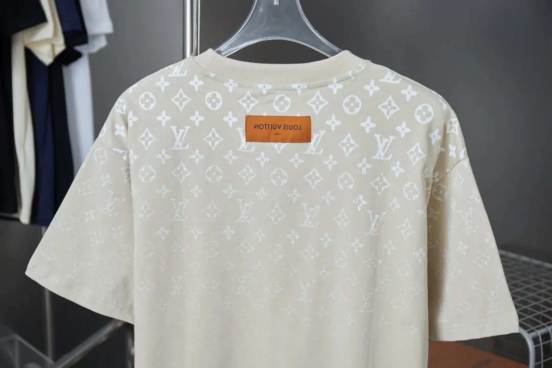 🅿️180 High-quality Lv 2025 early spring new model, MONOGRAM presbyopic gradient short-sleeved T-shirt, using digital printing technology to render pixel light and shadow for the Monogram gradient pattern, and its silk-screen texture and knitting effect complement each other. Synchronized with the official website, pure cotton fabrics at the counter! Comfortable against the skin, durable and easy to wear, meticulous original craftsmanship, custom-made 260g vat-dyed fabric, very comfortable to the touch, latest brick cabinet synchronization, OS off-shoulder version, fashionable and individual, super versatile and good-looking, very suitable for both men and women, must-have style, hang tag, collar label, washed wheat, complete with three labels S M L XL